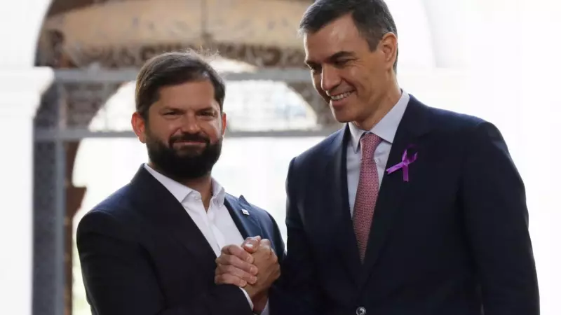 El presidente de Chile, Gabriel Boric (i), posa junto al presidente del Gobierno de España, Pedro Sánchez, durante una visita oficial de Sánchez a Chile.