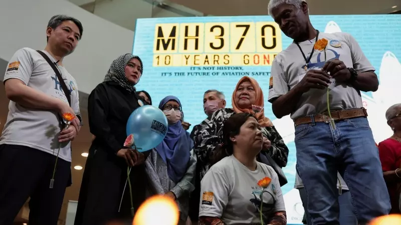 8/3/24 - Las familias de las personas a bordo del vuelo MH370 desaparecido de Malaysia Airlines celebran un evento conmemorativo anual en Subang Jaya, Malasia, el 3 de marzo de 2024.