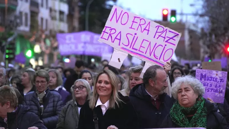 manifestación conjunta de la Plataforma 8 de marzo y las asociaciones Kirké y Feministas de La Rioja bajo el lema 'Igualdad, justicia y respeto'