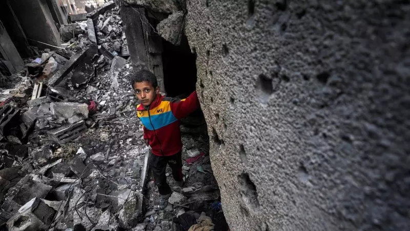 8/3(24 - Un niño palestino se encuentra entre los escombros de una casa destruida tras un ataque aéreo israelí, en Deir Al Balah, al sur de la Franja de Gaza, el 8 de marzo de 2024