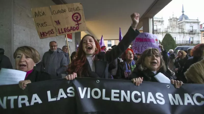08/03/2024.- Grupos de mujeres participan en la concentración con motivo del 8M, Día Internacional de la Mujer, este viernes, en la plaza del ayuntamiento de Ponferrada (Castilla y León).