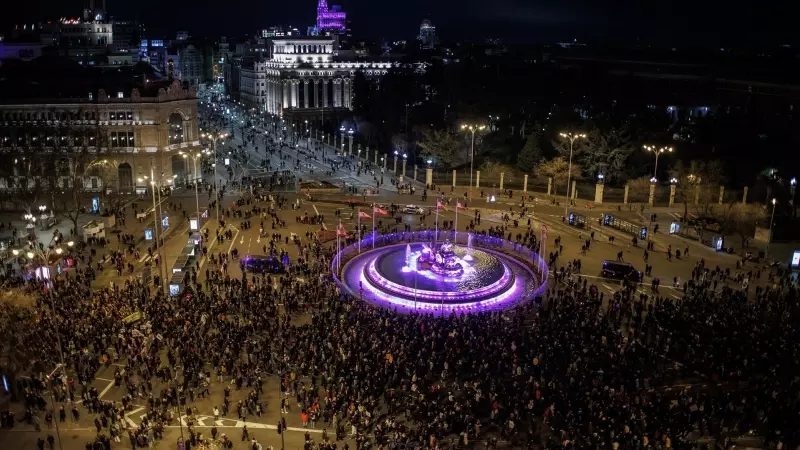Vista aérea con centenares de personas durante la manifestación convocada por la Comisión 8M por el Día Internacional de la Mujer, a 8 de marzo de 2024, en Madrid