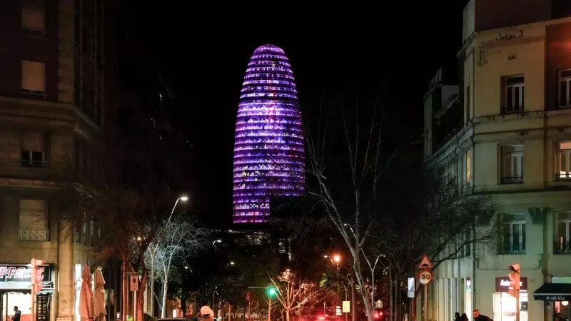 8/3/24 La Torre Agbar, situada en la avenida Diagonal de Barcelona se ilumina de morado este viernes, en homenaje al 8M.