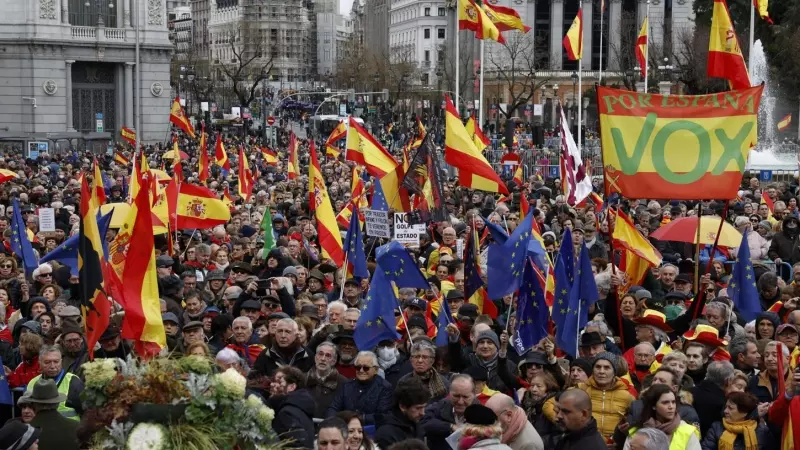 Los manifestantes, bajo el lema 'Sobran los motivos, ¡Sánchez dimisión!', se reúnen en la Plaza de Cibeles (Madrid), el 9 de marzo de 2024.