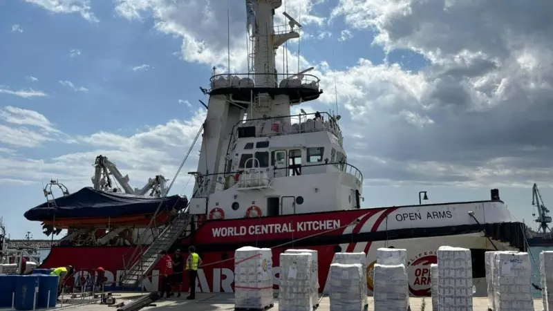 Vista del buque de OpenArms amarrado en un puerto de Chipre, listo para zarpar con toneladas de alimentos, agua y enseres esenciales a bordo para la población civil palestina, en una misión conjunta con World Central Kitchen.