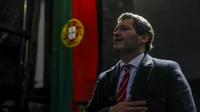 André Ventura canta el himno nacional en un mitin de campaña del partido.