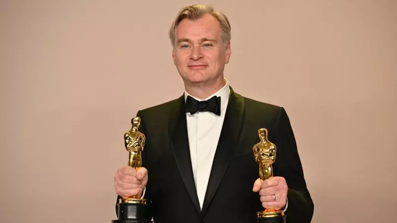 El director británico Christopher Nolan posa con los Oscar al mejor director y a la mejor película por 'Oppenheimer', a 10 de marzo de 2024.