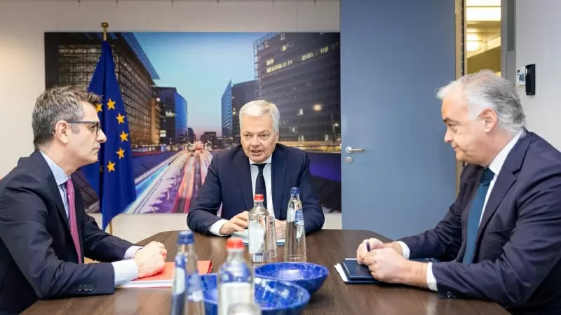 El ministro de Presidencia, Justicia y Relaciones con las Cortes, Félix Bolaños; el comisario de Justicia de la Unión Europea, Didier Reynders, y vicesecretario de Institucional del PP, Esteban González Pons, durante una reunión para desbloquear la renova