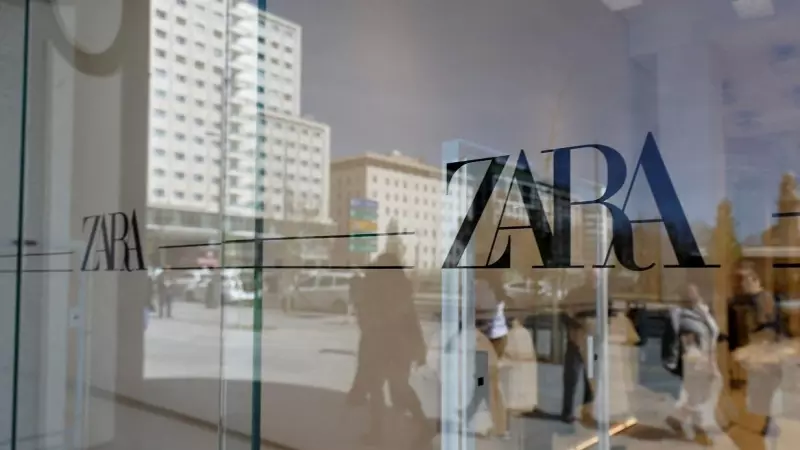 El logo de Zara, en la principal enseña de Inditex, en el escaparate de su tienda en la Plaza de España de Madrid, una de las mayores del mundo. REUTERS/Juan Medina