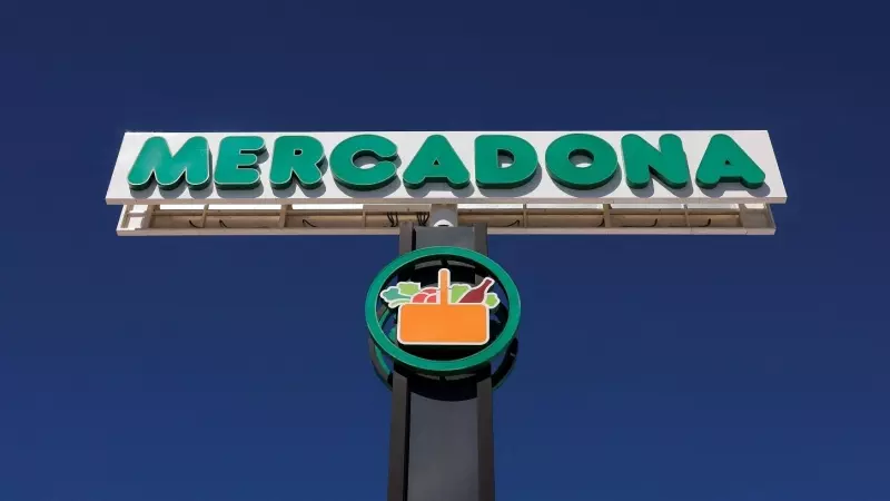 El logo de la cadena de supermercados Mercadona en una de sus tiendas en la localidad malagueña de Ronda. REUTERS/Jon Nazca