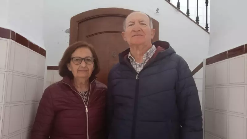 13/3/24 - Carmen Guerrero e Ildefonso Portillo, delante de su vivienda desde hace 49 años, como porteros del convento de las Capuchinas de San Fernando.