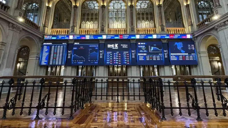Vista de los paneles informativos en el parqué de la Bolsa de Madrid, con la información de los movimientos del mercado. EFE/ Ana Bornay