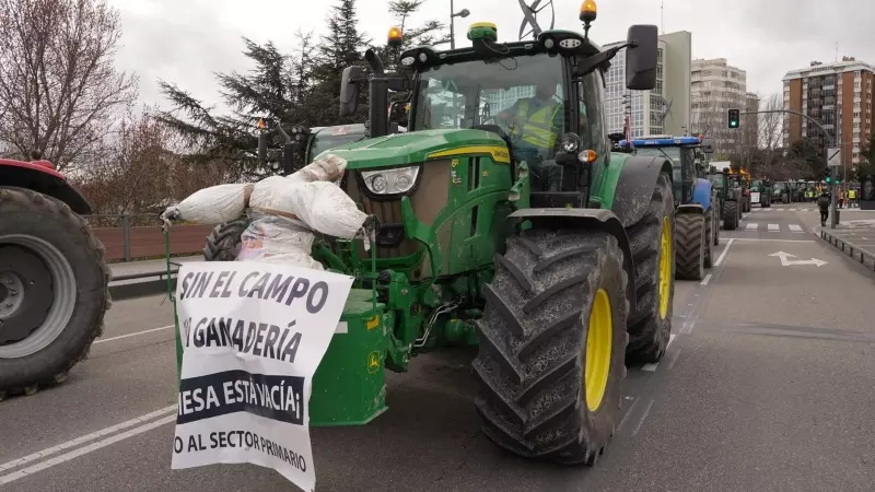 Una columna de tractores se manifiesta en Valladolid para protestar por el campo, a 15 de marzo de 2024.
