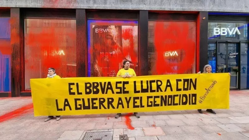 Los activistas frente a la sede del BBVA en Bilbao este domingo.
