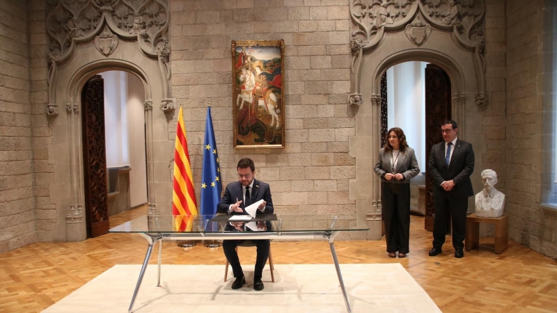 El president del Govern, Pere Aragonès, signant el decret de convocatòria de les eleccions del 12-M al Palau de la Generalitat