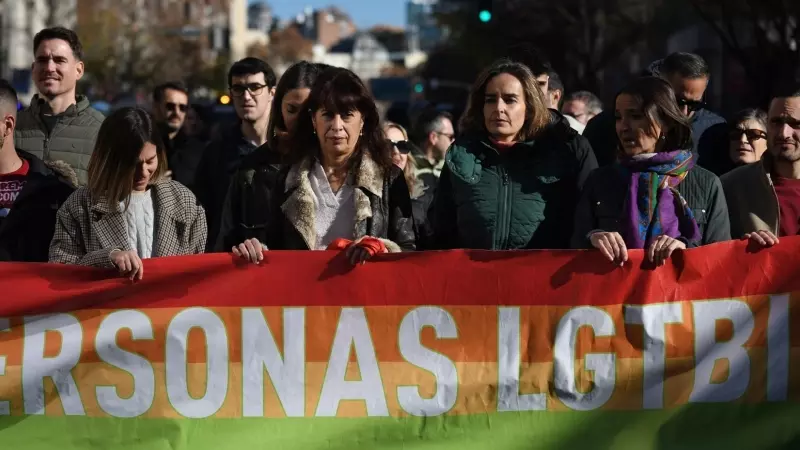 La ministra de Igualdad, Ana Redondo (c), y la portavoz del PSOE en el Ayuntamiento de Madrid, Reyes Maroto (d), durante una manifestación en defensa de la Ley LGTBI y la Ley Trans de la Comunidad de Madrid, a 17 de diciembre de 2023,