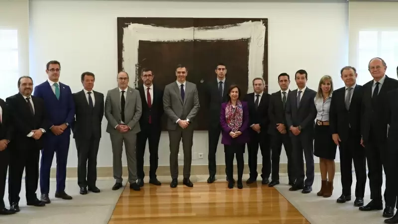 El presidente del Gobierno, Pedro Sánchez y la ministra de Defensa, Margarita Robles, junto a representantes de la industria de defensa, en el Complejo de la Moncloa.