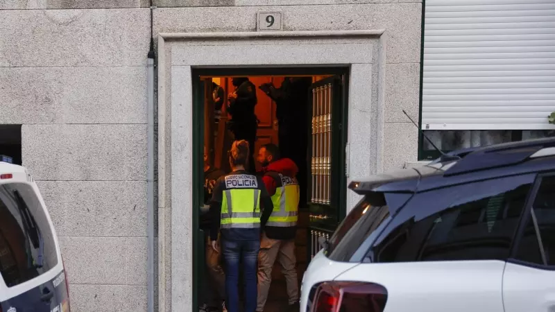 19-3-24 - Agentes de la Policía Nacional inspeccionan el lugar donde ha sido asesinada una mujer supuestamente a manos de su pareja, este martes en Ribeira, A Coruña.