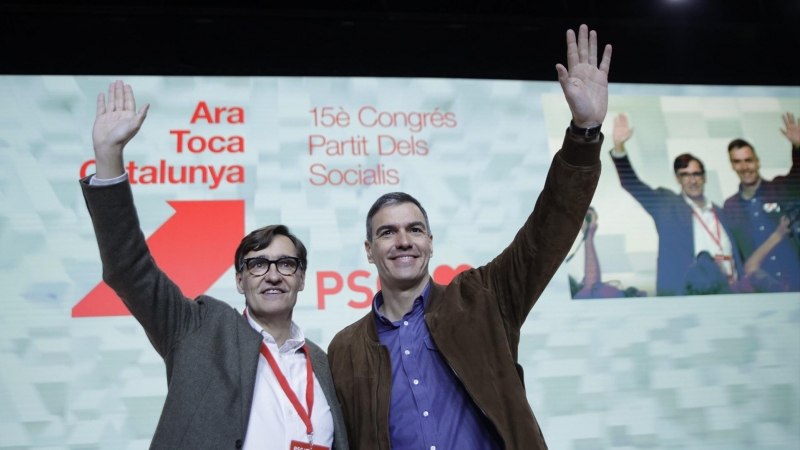 El secretario general del PSOE y presidente del Gobierno, Pedro Sánchez, y el primer secretario del PSC, Salvador Illa, durante el acto de clausura del 15º Congreso del PSC el pasado 17 de marzo.