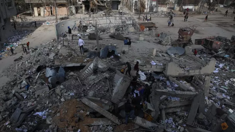 Foto de archivo de varios edificios derrumbados tras sufrir un ataque israelí.