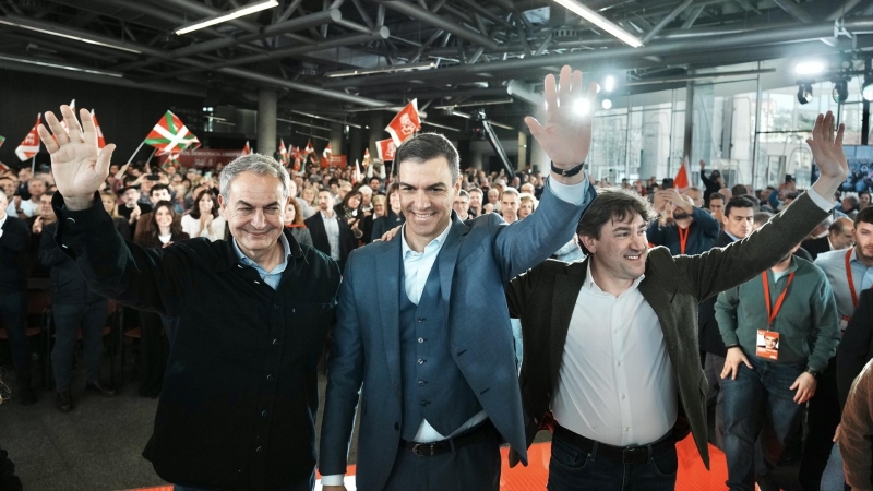 El expresidente del Gobierno, José Luis Rodríguez Zapatero, el presidente del Gobierno y secretario general del PSOE, Pedro Sánchez, y el secretario general del PSE-EE y candidato a Lehendakari, Eneko Andueza, en el Palacio Euskalduna, a 9 de marzo de 202