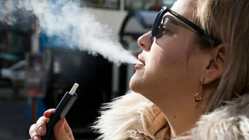 Una mujer fuma un cigarrillo electrónico en las calles de Mánchester (Reino Unido), a 6 de marzo de 2024.