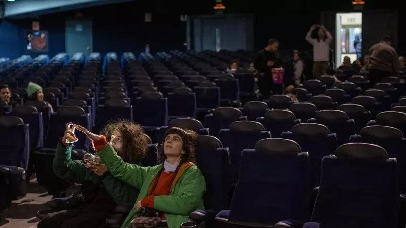 Espectadores viendo una película en el cine Comedia, en Barcelona, a 14 de enero de 2024.