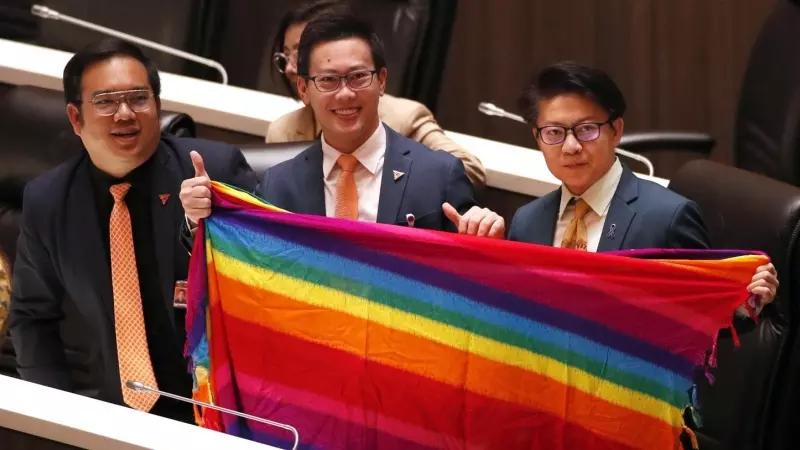 Los miembros del Parlamento del Partido Move Forward sostienen banderas con los colores del arcoíris para apoyar a LGTBI+ durante una sesión legislativa celebrada para reconocer un proyecto de ley de igualdad en el matrimonio en el Parlamento de Bangkok,