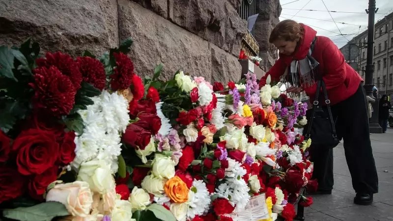 Mujer rusa lleva una flor para conmemorar a las víctimas mortales del atentado terrorista en el auditorio Crocus City Hall, en Moscú, a 24 de marzo de 2024.