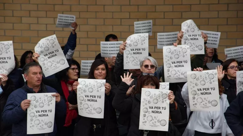 Funcionarios de prisiones protestan con carteles durante una concentración frente al Centro Penitenciario Brians 2, a 25 de marzo de 2024, en Sant Esteve de Sesrovires, Barcelona,
