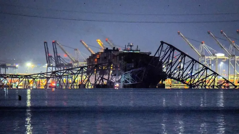 El puente de Baltimore derrumbado por el choque del busque.
