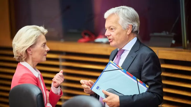 El comisario europeo de Justicia, Didier Reynders, conversa con la presidenta de la Comisión Europea,  Ursula Von der Leyen, antes de una reunión del Ejecutivo de la UE, en Bruselas, el pasado mes de septiembre. E.P./Dati Bendo/European Commission/dpa