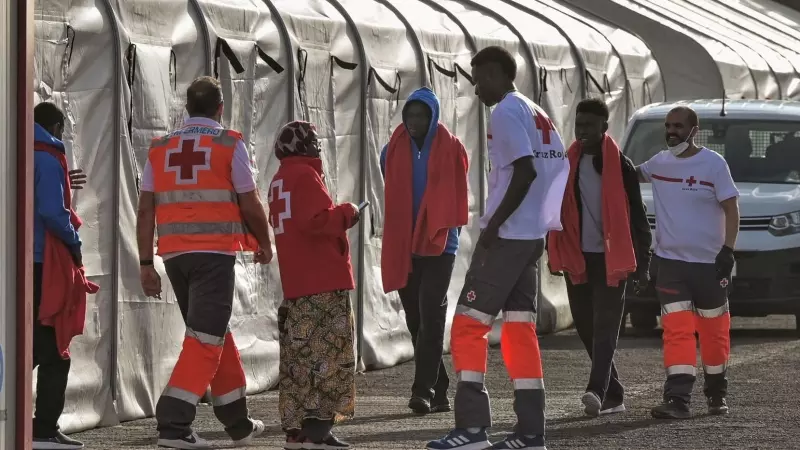 La Guardia Civil ha socorrido este miércoles a 34 inmigrantes localizados a bordo de un cayuco a 15 kilómetros al sur de El Hierro.