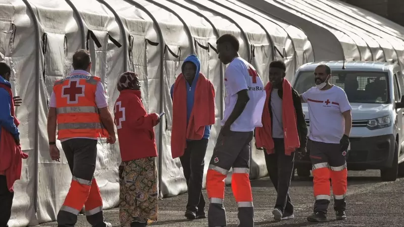 La Guardia Civil ha socorrido este miércoles a 34 inmigrantes localizados a bordo de un cayuco a 15 kilómetros al sur de El Hierro.