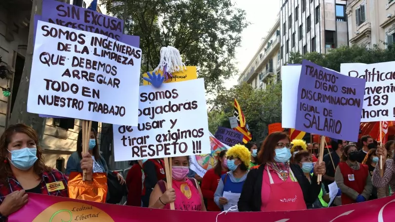 Diverses treballadores de la llar i les cures es manifesten davant la Delegació del Govern a Barcelona, en una imatge d'arxiu