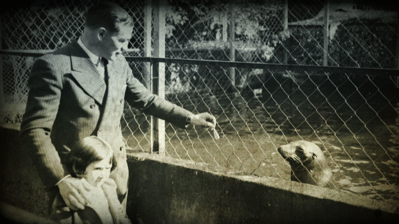 El boxeador Josep Gironès, con su hija en el zoo en una imagen de archivo.