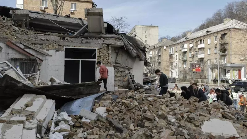 Estudiantes y voluntarios retiran escombros en la Academia Estatal de Artes Decorativas Aplicadas y Diseño de Kiev después de que fuera dañada por un ataque con misiles. 30/03/2024.