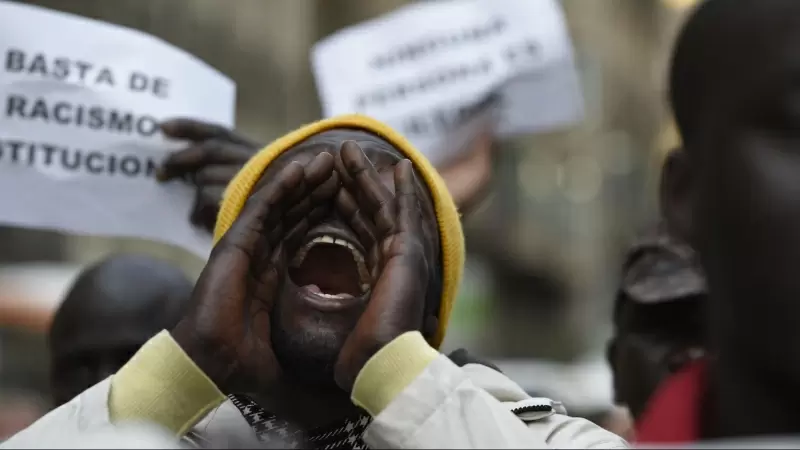 Una persona protesta en Barcelona contra la muerte del vendedor ambulante Mame Mbaye, en marzo de 2018.