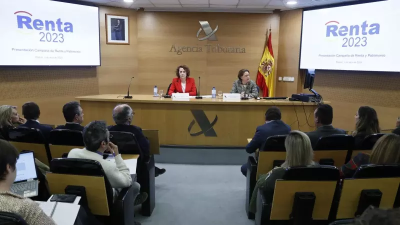La directora general de la Agencia Tributaria, Soledad Fernández Doctor (c-i), presenta la campaña de Renta 2023. EFE/ Fernando Alvarado