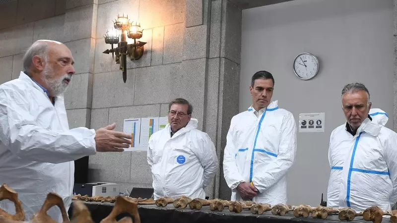 El presidente del Gobierno, Pedro Sánchez, junto al ministro de Política Territorial y Memoria Democrática, en la visita al laboratorio forense del Valle de Cuelgamuros.