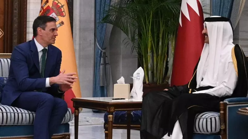El presidente del Gobierno, Pedro Sánchez, con el emir del Estado de Catar, Tamim Hamad Al-Thani, en el Palacio de Lusail, en Doha.