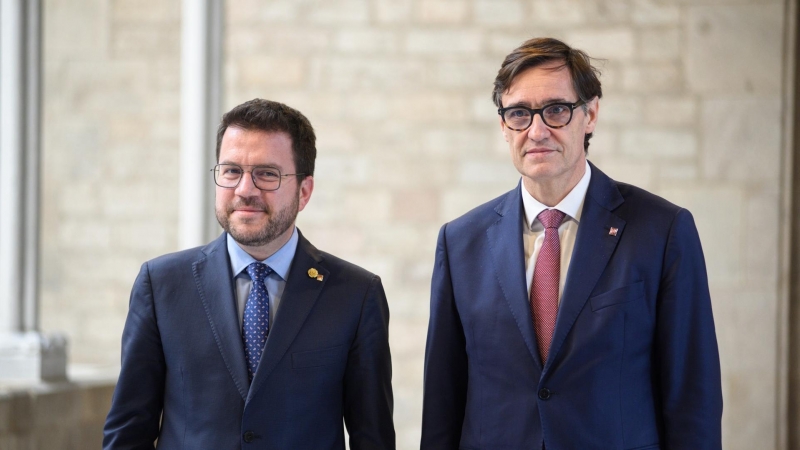 El presidente de la Generalitat, Pere Aragonès (i), y el primer secretario del PSC, Salvador Illa (d), en la Sala de Diputados del Palau, a 27 de febrero de 2024.