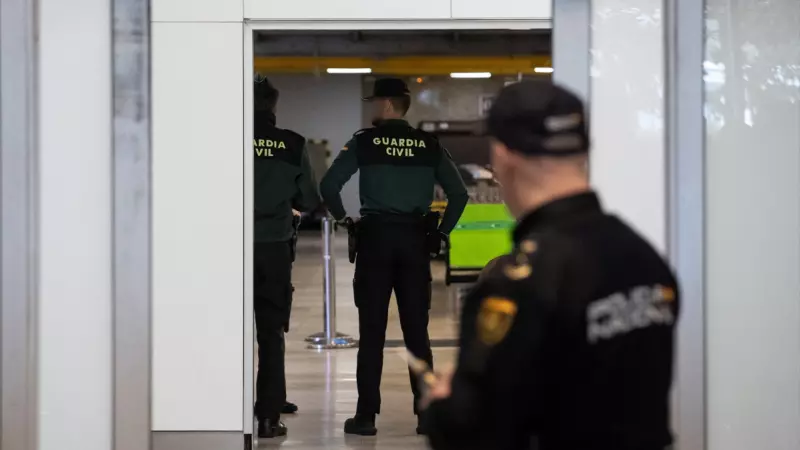 Dos agentes de la Guardia Civil en la puerta de llegadas de la terminal T1 del Aeropuerto Adolfo Suárez Madrid Barajas, a 3 de abril de 2024, en Madrid (España).