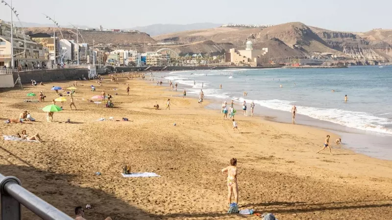 Varias personas en una playa de Las Palmas de Gran Canaria, a 11 de octubre de 2023.