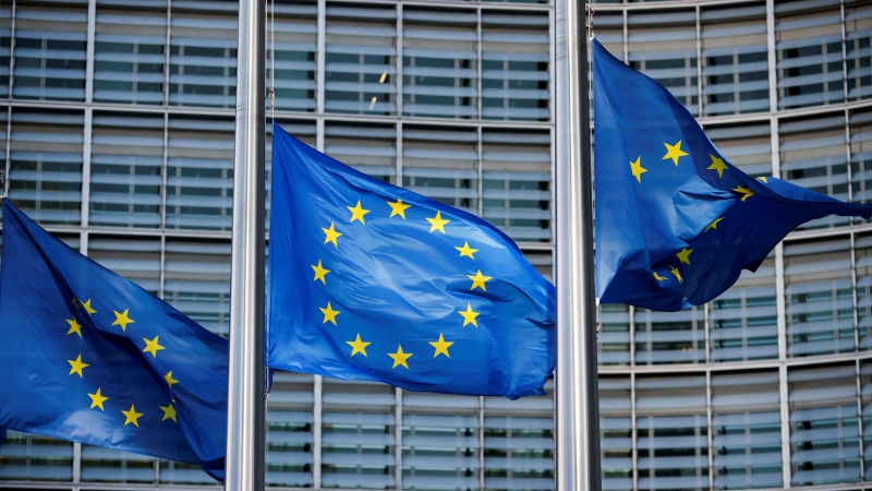 Banderas de la Unión Europea ondean frente a la sede de la Comisión Europea en Bruselas (Bélgica).