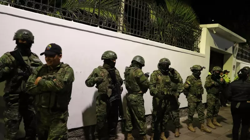Integrantes de un cuerpo élite de la Policía ecuatoriana irrumpen en la Embajada de México este viernes en Quito (Ecuador)