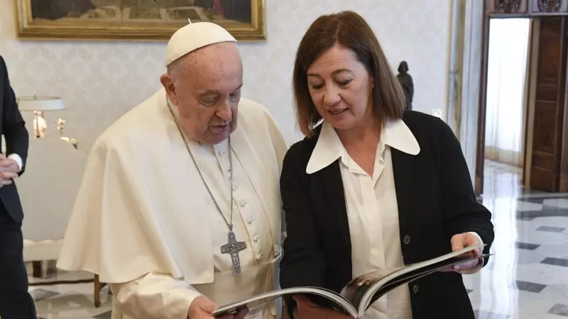 El papa Francisco y Francina Armengol, ojean un libro durante la audiencia celebrada este sábado, 6 de abril de 2024, en el Vaticano.