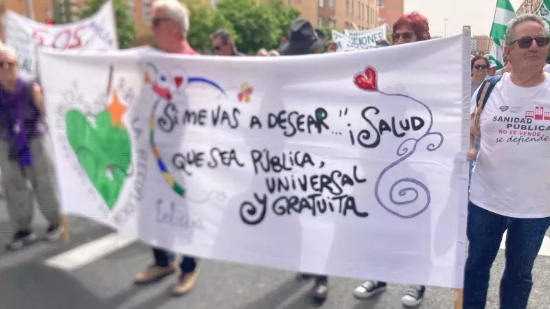Detalle de una pancarta en la manifestación a favor de la sanidad pública este domingo en Sevilla.