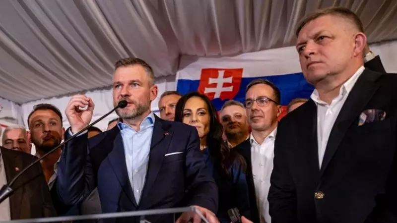 El candidato a la presidencia eslovaca y actual presidente del Parlamento, Peter Pellegrini (i), habla durante una rueda de prensa tras la victoria. A su lado el primer ministro eslovaco, Robert Fico (d).