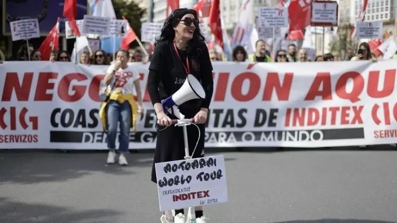 Las trabajadoras y los trabajadores de las tiendas del grupo Inditex se manifiestan el 7 de abril de 2024 en las calles del centro de A Coruña (Galicia)